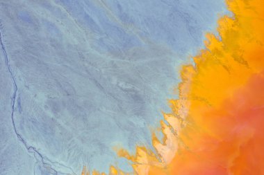 Gölet toksik kırmızı kalanlar ile decanting bir madencilik havadan görünümü