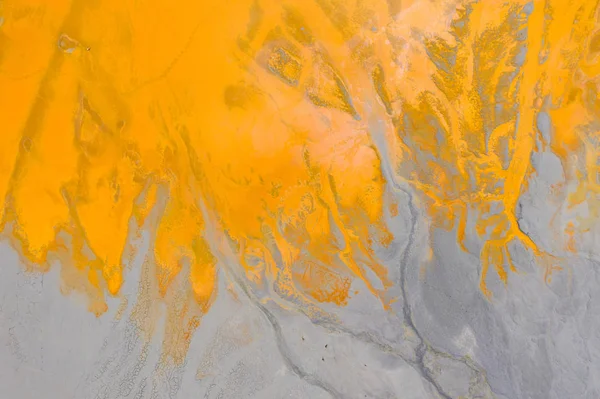 Vue aérienne d'un étang de décantation minier avec des résidus toxiques rouges — Photo