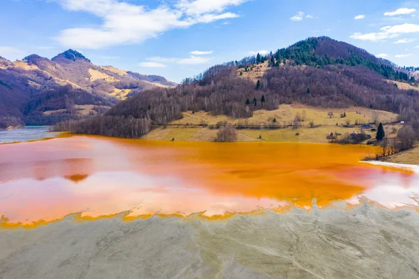 Letecký pohled na důlní stáčení rybník s toxické zbytky červené — Stock fotografie