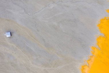 Su basmış ve terkedilmiş kilise havadan görünümü