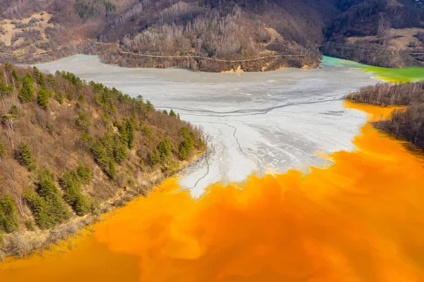 Luchtfoto van de natuur vervuiling door mijnbouw residuen — Stockfoto