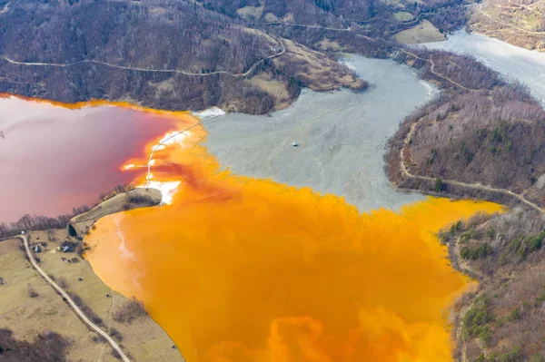 Widok z lotu ptaka na jezioro wypełnione ściekiem chemicznym — Zdjęcie stockowe