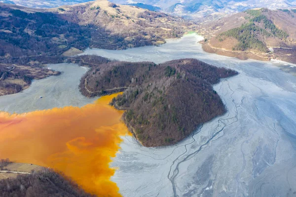 Vista aérea de um lago cheio de águas residuais químicas — Fotografia de Stock