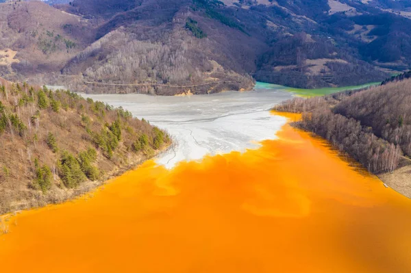 Gölet toksik kırmızı kalanlar ile decanting bir madencilik havadan görünümü — Stok fotoğraf