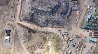 Büyük çöp yığını hava üst drone görünümü, çöp dökümü, atık depolama, ev atıcı site çöp, ekskavatör makinesi bir dağ çöp üzerinde çalışıyor. Tüketim ve kontaminasyon konsepti