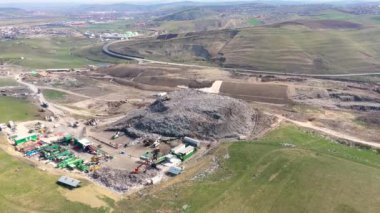 Büyük çöp yığını hava üst drone görünümü, çöp dökümü, atık depolama, ev atıcı site çöp, ekskavatör makinesi bir dağ çöp üzerinde çalışıyor. Tüketim ve kontaminasyon konsepti