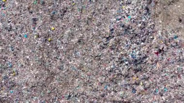 Büyük çöp yığını hava üst drone görünümü, çöp dökümü, atık depolama, ev atıcı site çöp, ekskavatör makinesi bir dağ çöp üzerinde çalışıyor. Tüketim ve kontaminasyon konsepti