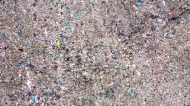 Büyük çöp yığını hava üst drone görünümü, çöp dökümü, atık depolama, ev atıcı site çöp, ekskavatör makinesi bir dağ çöp üzerinde çalışıyor. Tüketim ve kontaminasyon konsepti