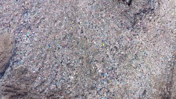 Vue aérienne du drone supérieur d'une grande poubelle, d'une décharge, d'une décharge, de déchets provenant d'un dépotoir domestique, une excavatrice travaille sur une poubelle de montagne. Concept de consommation et de contamination 