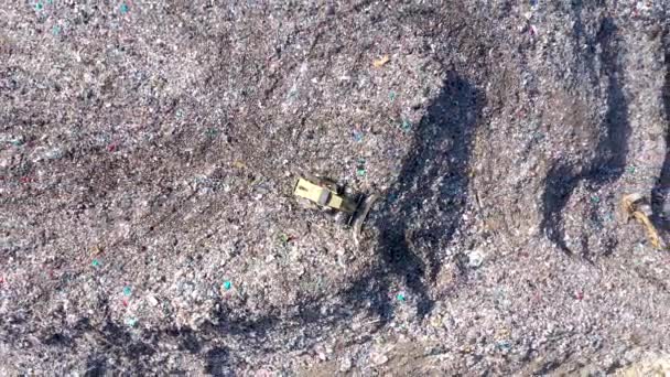 Vue aérienne du drone supérieur d'une grande poubelle, d'une décharge, d'une décharge, de déchets provenant d'un dépotoir domestique, une excavatrice travaille sur une poubelle de montagne. Concept de consommation et de contamination 