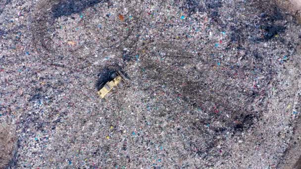 Vue aérienne du drone supérieur d'une grande poubelle, d'une décharge, d'une décharge, de déchets provenant d'un dépotoir domestique, une excavatrice travaille sur une poubelle de montagne. Concept de consommation et de contamination 