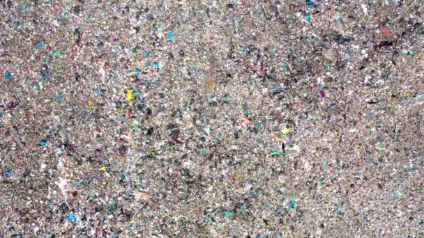 Vue aérienne du drone supérieur d'une grande poubelle, d'une décharge, d'une décharge, de déchets provenant d'un dépotoir domestique, une excavatrice travaille sur une poubelle de montagne. Concept de consommation et de contamination 