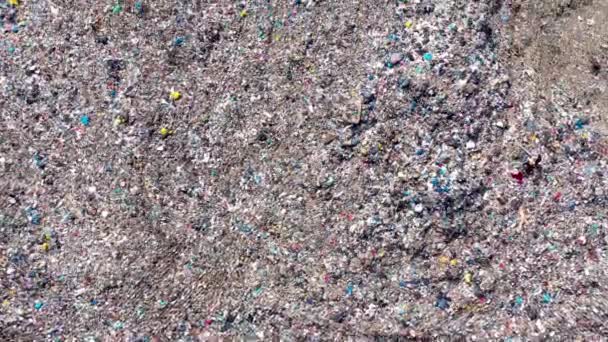 Vue aérienne du drone supérieur d'une grande poubelle, d'une décharge, d'une décharge, de déchets provenant d'un dépotoir domestique, une excavatrice travaille sur une poubelle de montagne. Concept de consommation et de contamination 