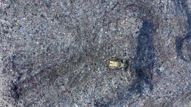 Pollution de l'environnement. Vue aérienne du dessus depuis un drone volant d'une grande poubelle. tas d'ordures dans les décharges ou décharges 