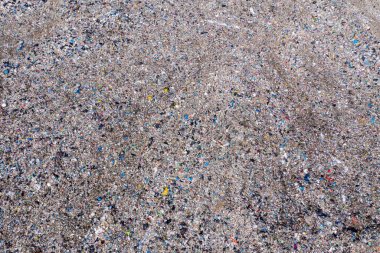 Büyük toprak dolgu havadan görünümü. Atık çöp dökümü, çevresel