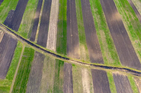 Воздушный беспилотный обзор сельскохозяйственных полей вспаханных культур — стоковое фото