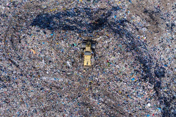 Vue aérienne d'une grande décharge. Décharge de déchets, environnement — Photo