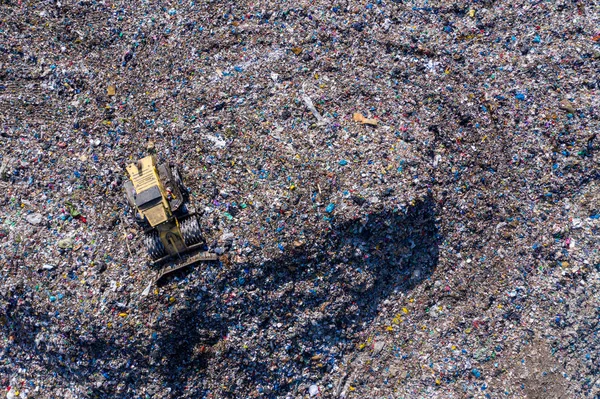 大規模な埋立地の空中ビュー。ごみ廃棄物のダンプ、環境 — ストック写真