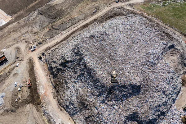 Vista aérea del gran vertedero. Residuos basureros, medio ambiente — Foto de Stock