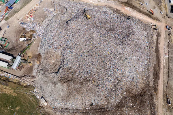 Vista aérea del gran vertedero. Residuos basureros, medio ambiente — Foto de Stock