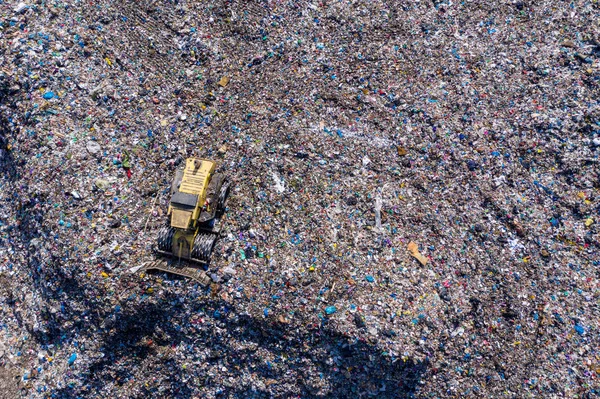 Vista aérea de grande aterro sanitário. Despejo de lixo, ambiental — Fotografia de Stock