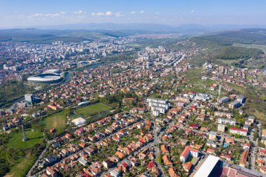 Bir drone'dan şehir binalarının havadan görünümü