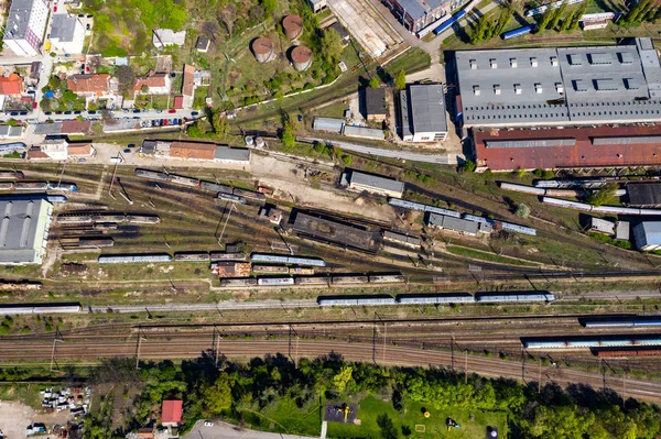 Antenn drönare syn på gamla lok tåg Depo — Stockfoto