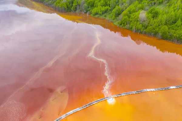 Imagen aérea de residuos de agua contaminados con rojo — Foto de Stock