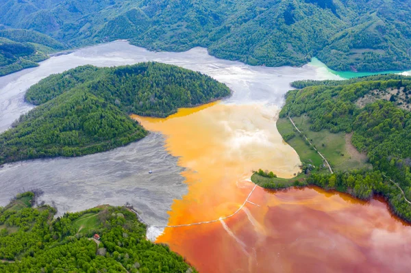 Letecký pohled na velký odpad rozkládující se jezero — Stock fotografie