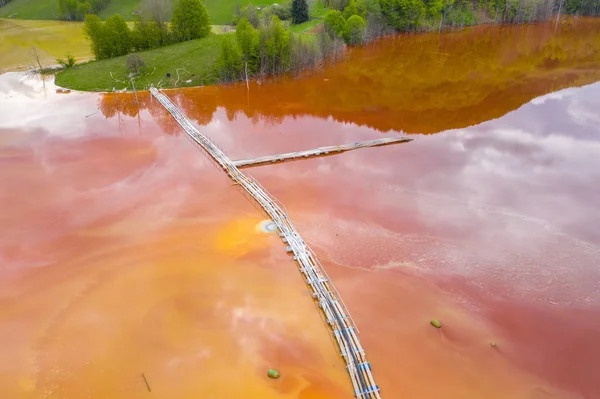 Vista aérea da água vermelha da mina de cobre — Fotografia de Stock