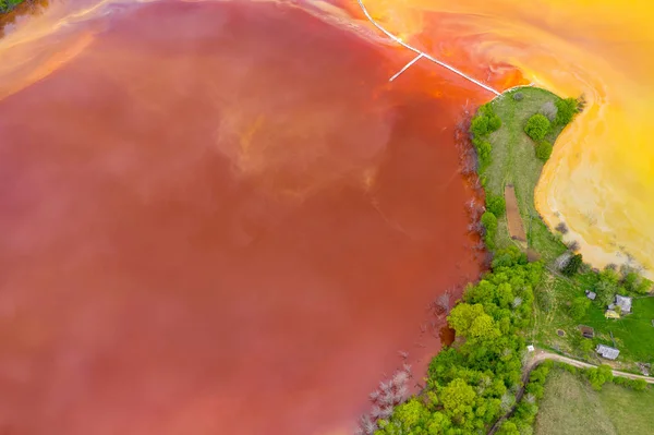 Vue aérienne des eaux usées rouges et de la forêt verte — Photo