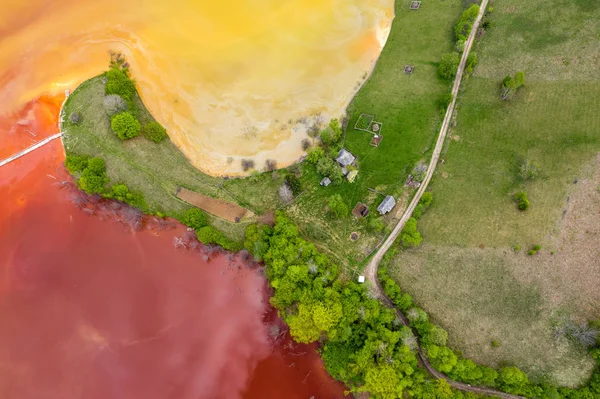Vista aérea das águas residuais vermelhas e da floresta verde — Fotografia de Stock