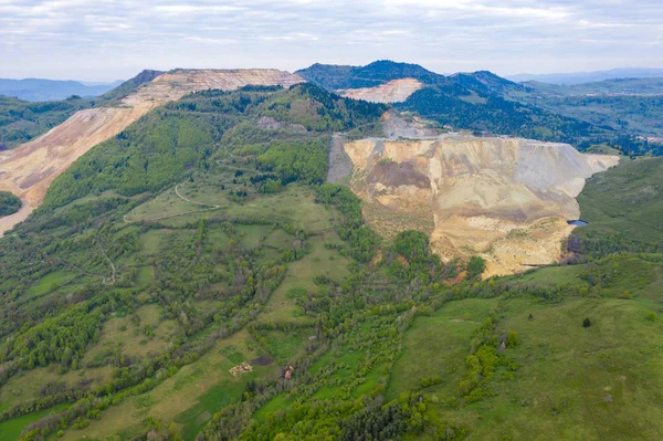 Vista aérea de la mina de cobre a cielo abierto Rosia Poieni —  Fotos de Stock