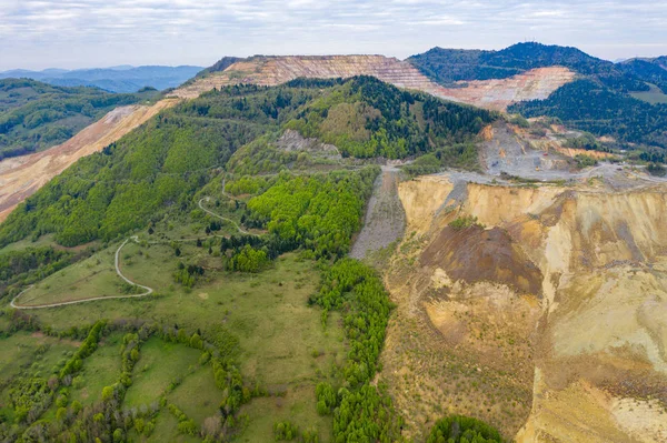 Rosia Poieni açık çukur bakır madeninin havadan görünümü — Stok fotoğraf