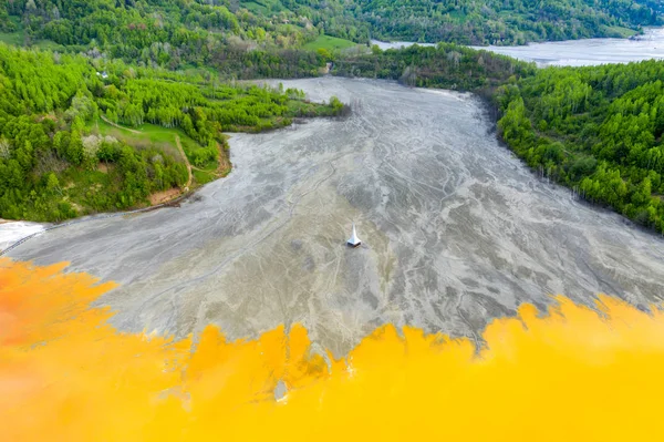 Luftaufnahme der vom Abwasser des Bergbaus überfluteten Geamana-Kirche — Stockfoto