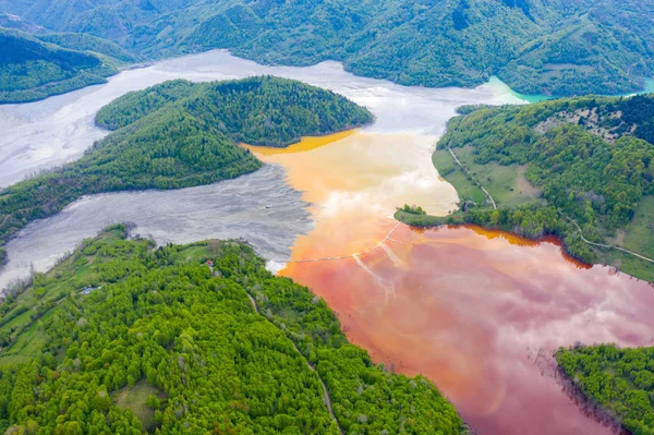 Vista aérea de um grande lago de decantação de resíduos — Fotografia de Stock