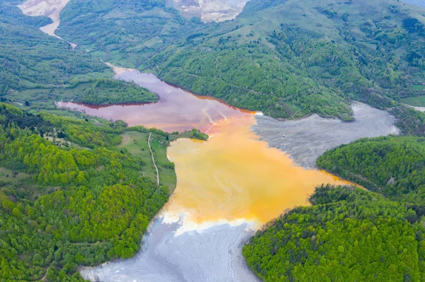 Vista aérea de um grande lago de decantação de resíduos — Fotografia de Stock