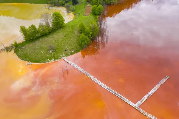 Luftaufnahme von rotem Kupferminenwasser — Stockfoto