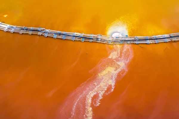Imagen aérea de residuos de agua contaminados con rojo —  Fotos de Stock
