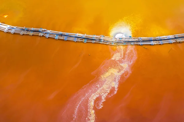 Luftbild von rot verschmutztem Bergbauwasser — Stockfoto