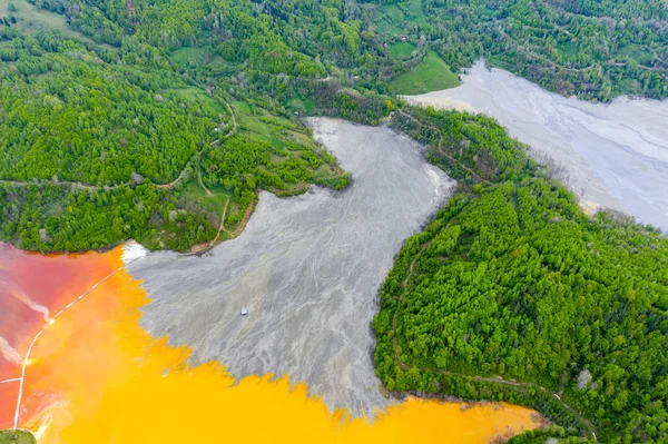 Vista aérea de um grande lago de decantação de resíduos — Fotografia de Stock