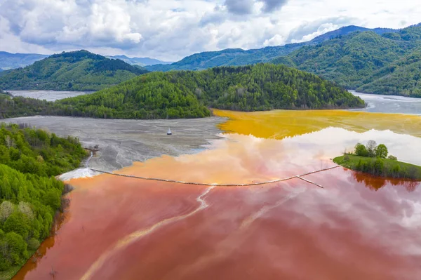 Vista aérea de un gran lago decantador de residuos —  Fotos de Stock