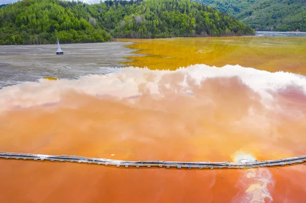 Imagen aérea de residuos de agua contaminados con rojo — Foto de Stock