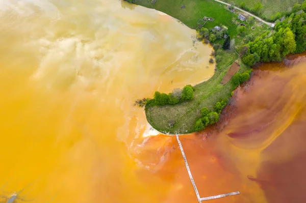 Vista aérea de las coloridas aguas residuales de las minas ácidas —  Fotos de Stock