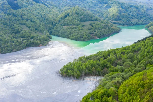 Vista aérea de un gran lago decantador de residuos — Foto de Stock