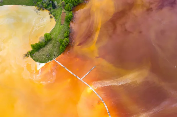 Veduta aerea delle acque reflue di miniera colorate con acido — Foto Stock