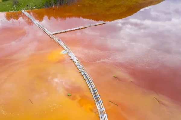 Légi kép vörös szennyezett bányászati víz maradványok — Stock Fotó