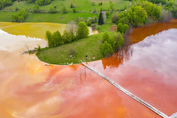 Luftbild von rot verschmutztem Bergbauwasser — Stockfoto