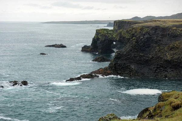 Arnarstapi basaltgestein bogenbildung, island — Stockfoto