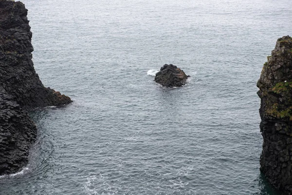 Arnarstapi basaltgestein bogenbildung, island — Stockfoto